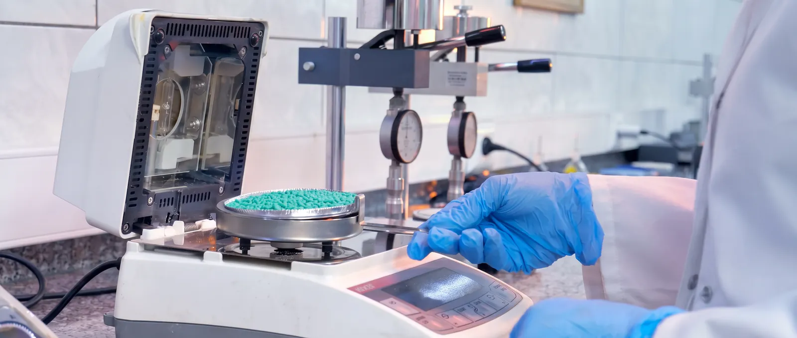 Laboratuvarda müşteriye özel formüle edilen kompaund granüllerinin test edilmesi