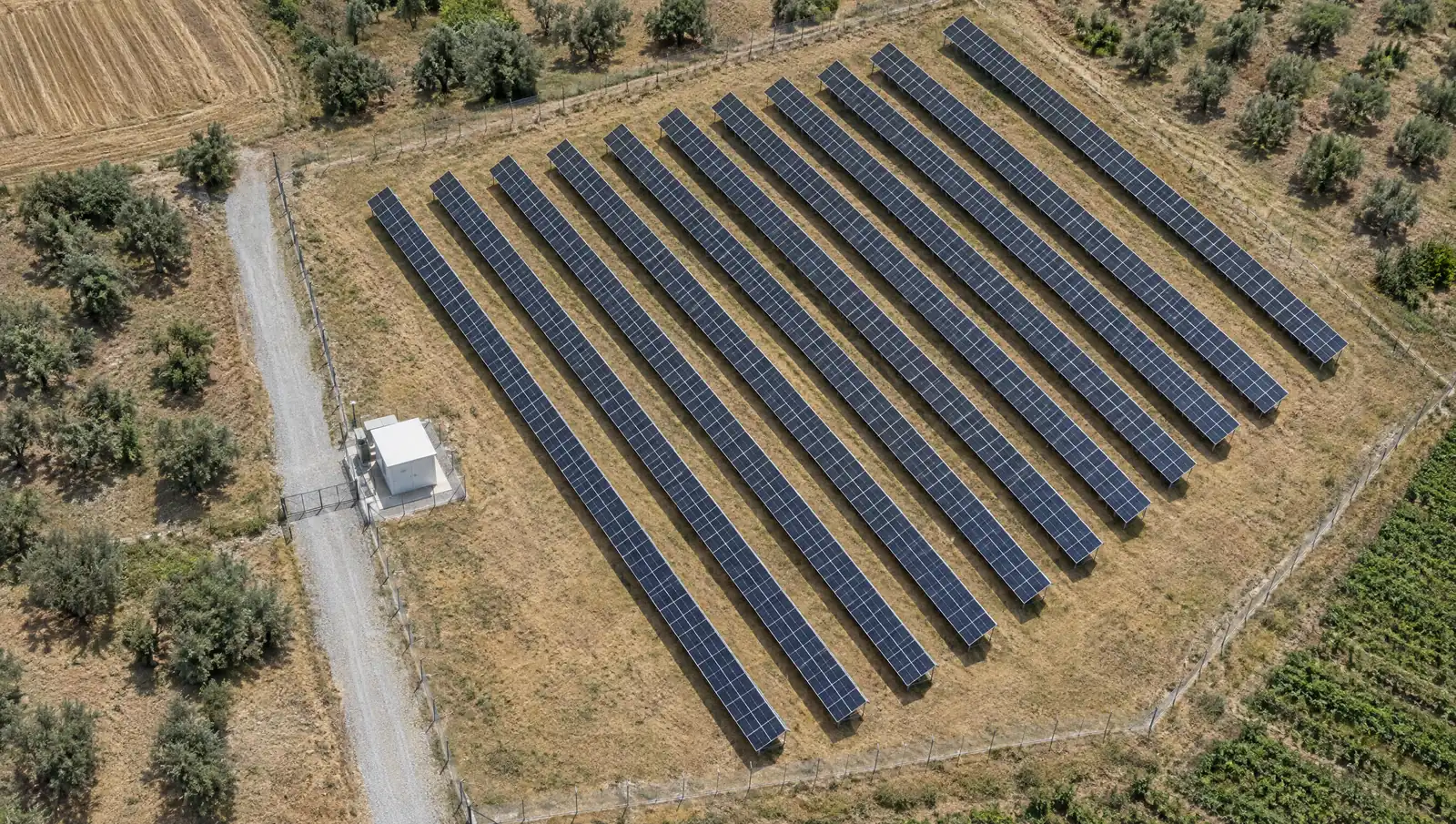 Ege kırsalında güneş enerji santrali; Merit Plastik'in Manisa'daki 1,15 MWp GES yatırımını temsil eder